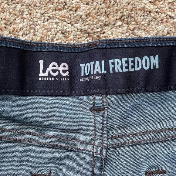 Lee Modern Series Total Freedom Straight Leg Blue Jeans Size 12 - Picture 3 of 11